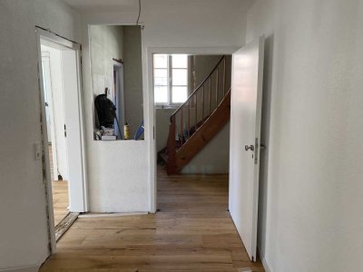 Neuwertige 5-Zimmer-Wohnung mit Balkon und Einbauküche in Walheim