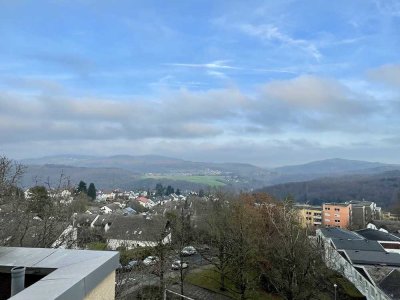 helle, renovierte 3,5 Zimmer Penthouse Wohnung mit Balkon in Eppstein-Bremthal