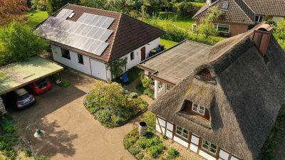 Reetdach-EFH mit großem Garten – Einliegerwohnung, Büro und Carport -Grdst. teilbar!