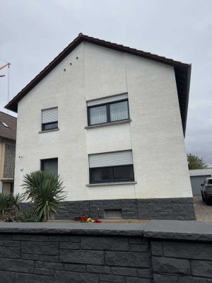 Von Privat: Zweifamilienhaus mit großem Baugrundstück in Mörfelden -Walldorf