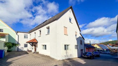 Großzügiges Zweifamilienhaus in Lauterhofen