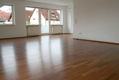 Exklusive 3-Zimmer-DG-Wohnung mit Balkon und EBK in Höchberg