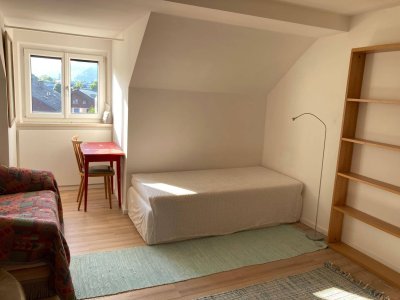 Zimmer, eigenes Bad, Küche (manchmal gemeinsam), Balkon