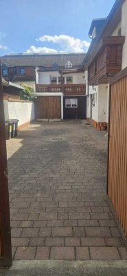 Gemütliche 4-Zimmer Maisonette Wohnung mit Garage und Einbauküche in Wiesbaden Biebrich