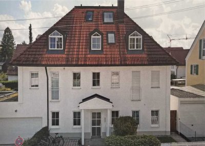 Exklusive, renovierte 2,5-Raum-Wohnung mit gehobener Innenausstattung und zwei Balkonen