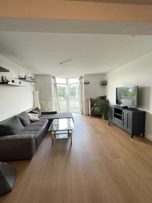 Helle 2-Zimmer-Wohnung mit großem Balkon, Stellplatz und Einbauküche