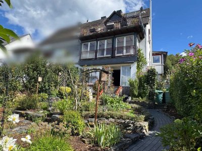 Modernisierte Doppelhaushälfte mit traumhafter Aussicht, liebevoll angelegtem Garten und Carport