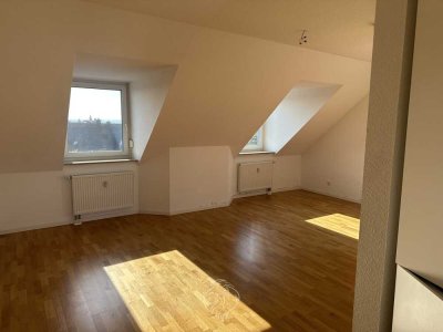 Lichtdurchflutete Mietwohnung mit Balkon, Stellplatz & Kellerabteil in ruhiger Lage am Heuchelhof