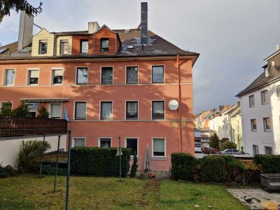 Licht, Luft & Altbaucharme – Modernisierte 2-Zimmer-DG-Wohnung in Hof