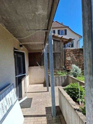 Schöne 2-Zimmer-Souterrain-Wohnung mit Balkon und EBK in Contwig