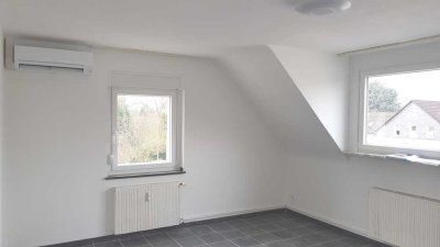 Klimatisierte und renovierte 3,5-Zimmer-Dachgeschosswohnung mit Balkon in Oberhausen