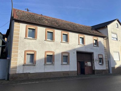 Wohnen im Ortskern - Haus mit Hof und Scheune!