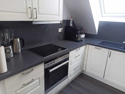 Schöne helle, 2,5-Zimmer-Dachwohnung mit Loggia