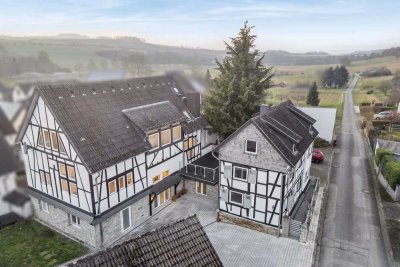Zwei modernisierte Wohnhäuser mit ansprechender Architektur