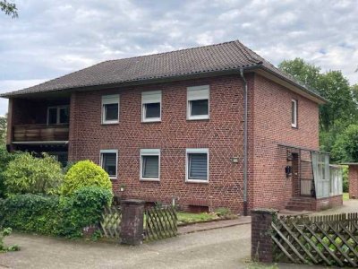 Solides Zweifamilienhaus mit Garagen und großem Grundstück in Schneverdingen, Nähe Höpen
