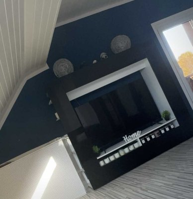 Schöne 2 - Zimmer DG Wohnung mit EBK und Balkon