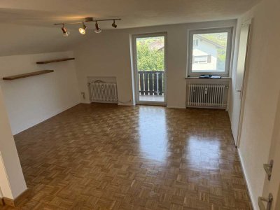 Teilmodernisierte 1,5-Raum-Wohnung mit Balkon und Einbauküche in Farchant