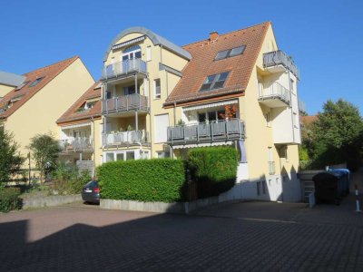 Vollständig renovierte 3-Zimmer-Wohnung mit Balkon und Einbauküche in Hattersheim