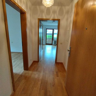 Helle 2 Zimmer Whg. mit EBK, großem Balkon und Tiefgarage