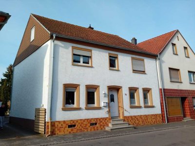 Mackenbach
Großzügiges Einfamilienhaus mit weitläufigem Grundstück und Garage in zentraler Lage