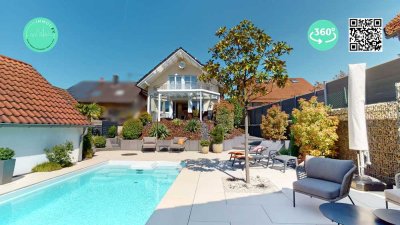 Exklusives Wohnen mit Pool und Weitblick: Modernes 1-FH mit ELW in Straubenhardt-Langenalb