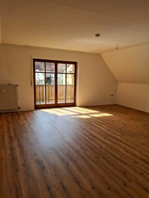 Freundliche und gepflegte 4-Zimmer-Dachgeschosswohnung mit EBK in Dietersheim