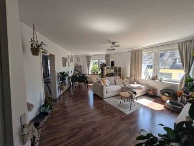 2,5 Raum Wohnung, große Räume, große Wohnküche, WG geeignet. Einbauküche.