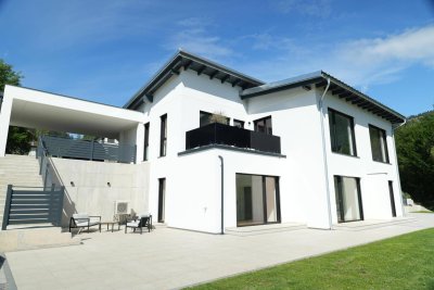 MODERN LIVING - Neuwertige Doppelhaushälfte mit 2 Terrassen und Doppelcarport in ruhiger Aussichtslage