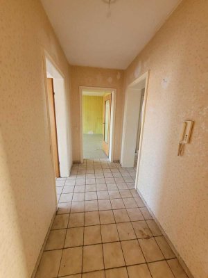 Renovierungsbedürftige und geräumige 2- Zimmer Wohnung