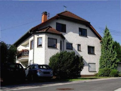 3-Zimmer-Mietwohnung im Dachgeschoss mit Balkon und zwei Stellplätzen