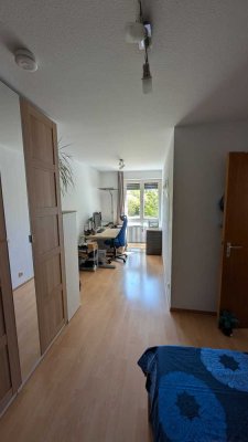 Wohnung liegt in einer ruhigen Wohngegend nahe der Innenstadt.