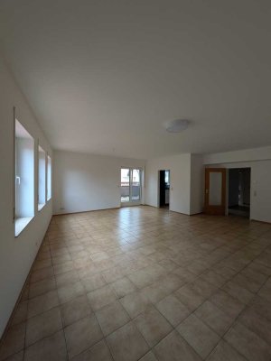 Helle 4-Zimmer-Wohnung mit großem Balkon und moderner EBK im Herzen von Grünkraut