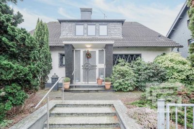 Sehr großzügiges freistehendes Midcentury Zweifamilienhaus mit schönem Grundstück in Monheim