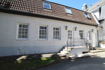 Eigener Hauseingang... Terrasse... Bad mit Dusche, Wanne und Fenster...