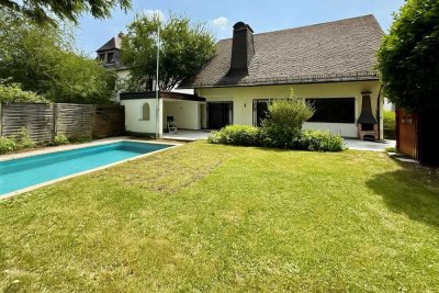 Repräsentativ und top gepflegt: Exclusive kleine Villa in Offenbach-Buchrain!