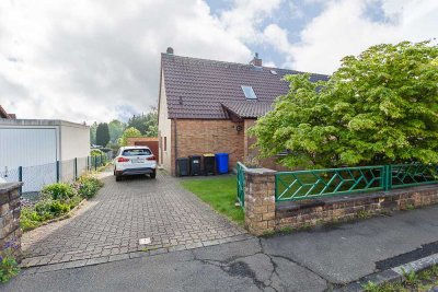 Freistehendes Einfamilienhaus in ruhiger Lage mit vielen Möglichkeiten und großem Garten.