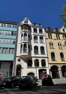 --BELGISCHES VIERTEL-- Altbau -- exklusive 4 Zi. Whg. im 1. OG - moderne Einbauküche, Balkon