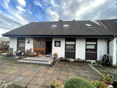Zweifamilienhaus mit Nebengebäude und Garten in Nidda!