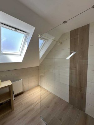 Attraktive und vollständig renovierte 3-Raum-DG-Wohnung in Trierweiler