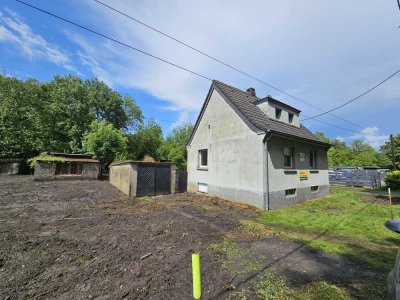 Freistehendes Einfamilienhaus. Renovierungsbedürftig. Erweiterung des Gebäudes auf bis zu 250 m² .
