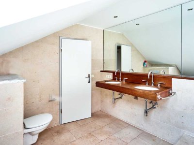 Stilvolle, modernisierte 4-Zimmer-Dachgeschosswohnung mit geh. Innenausstattung mit Balkon und EBK