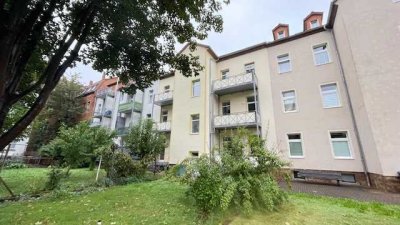 Wohnen im Zentrum!  Sanierte 1-Raum-Wohnung mit Balkon im Erdgeschoss