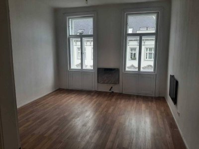 SINGLEHIT/NÄHE U3-ZIPPERERSTRASSE! Unbefristete 32 m2 Altbau, Wohnschlafraum, Einbauküche, Gesamtmiete € 499,--