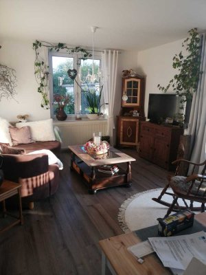 Ruhig und zentral gelegene 2-Zimmer-Wohnung mit Balkon, EBK und Parkplatz