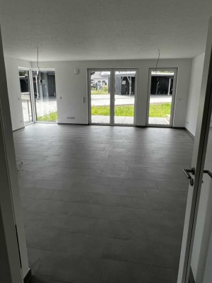 Exklusive 3-Zimmer-EG-Wohnung mit Einbauküche und Terrasse - inkl. 2 PKW-Stellplätze