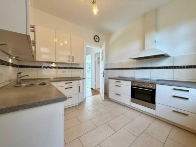 Freie 3 Zimmer Erdgeschosswohnung mit zwei Bädern und Carport-Stellplatz in Norderstedt!