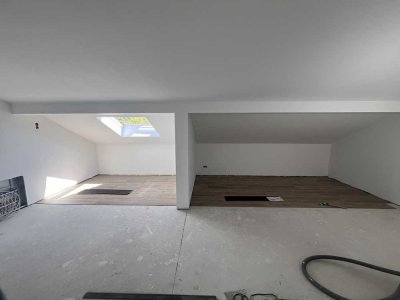 Erstbezug nach Sanierung: Stilvolle 4,5-Zimmer-Dachgeschosswohnung mit geh. Innenausstattung