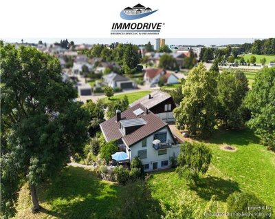 Freistehendes Einfamilienhaus mit parkähnlichem 
Anwesen und Waldgrundstück!