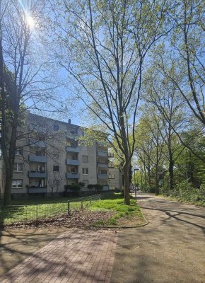 „Sofort verfügbare“ Stilvolle 3-Zimmer-Wohnung mit großem Balkon, viel Licht & gepflegtem Zustand