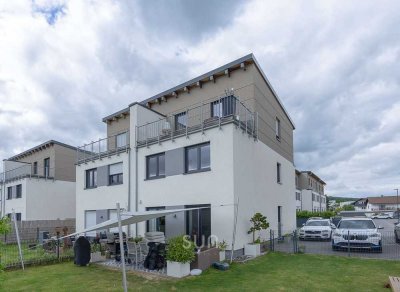 **Wohnen mit Garten und Feldblick** neuwertige Doppelhaushälfte mit EBK und 2 Stellplätze
